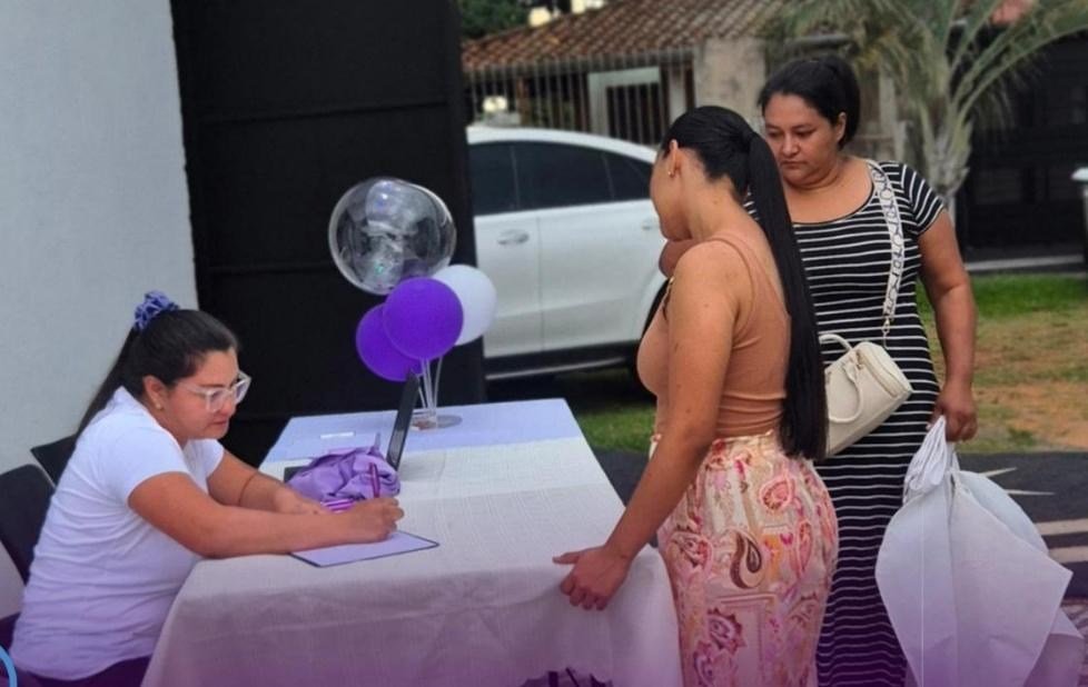 Una pareja en la sala de espera de la Fundación con la guía sobre diabetes gestacional