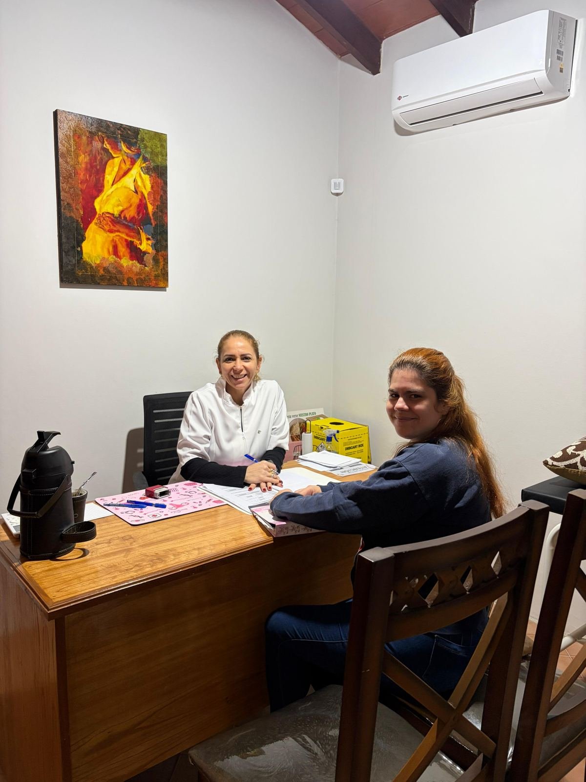 Dra. Vivian Santander atiende a una paciente en la sede de la Fundación